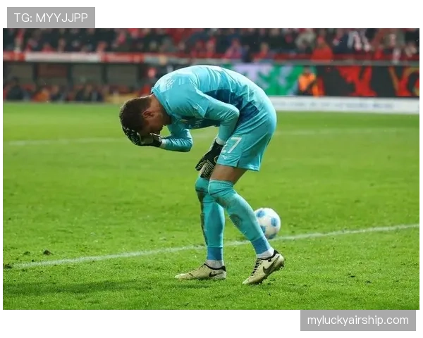 警方通报：一名男子因在英超比赛中向球场投掷杂物被捕