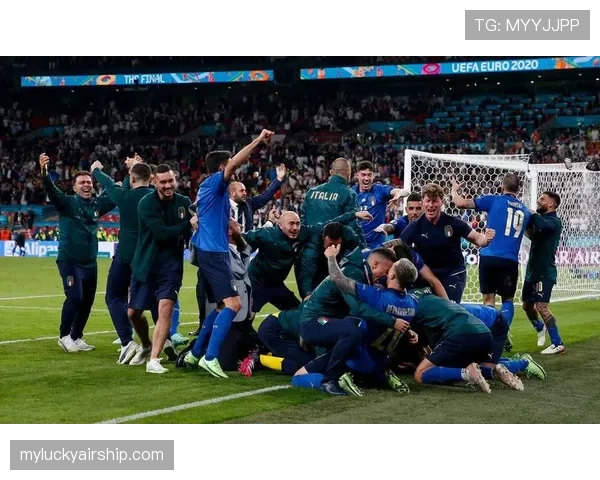 特写:弗罗西诺内门将扑出点球后,看台上主队球迷的疯狂庆祝